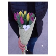 tiz-szal--vegyes-szinu-tulipan--diszpapirba-csomagolva--fa-szivecskevel