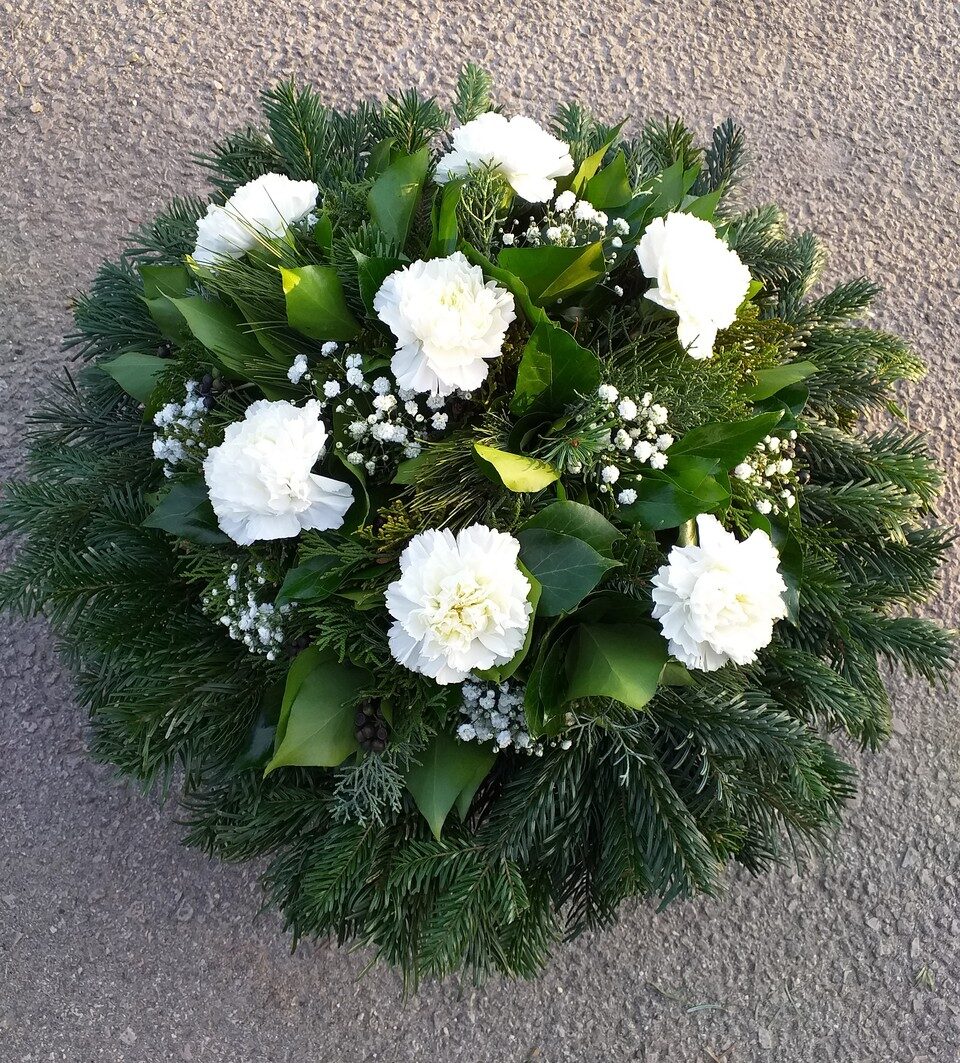 60 cm átmérőjű fekvő koszorú, 7 szál virággal