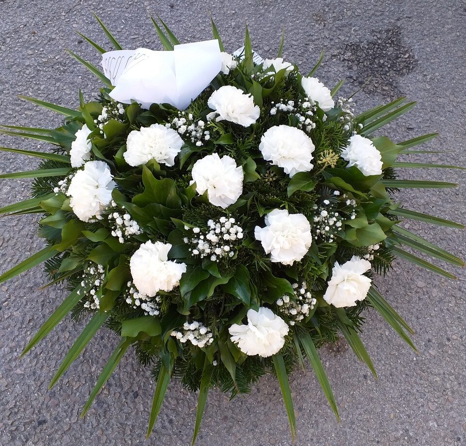 60 cm átmérőjű koszorú, szegfűvel - rezgővel