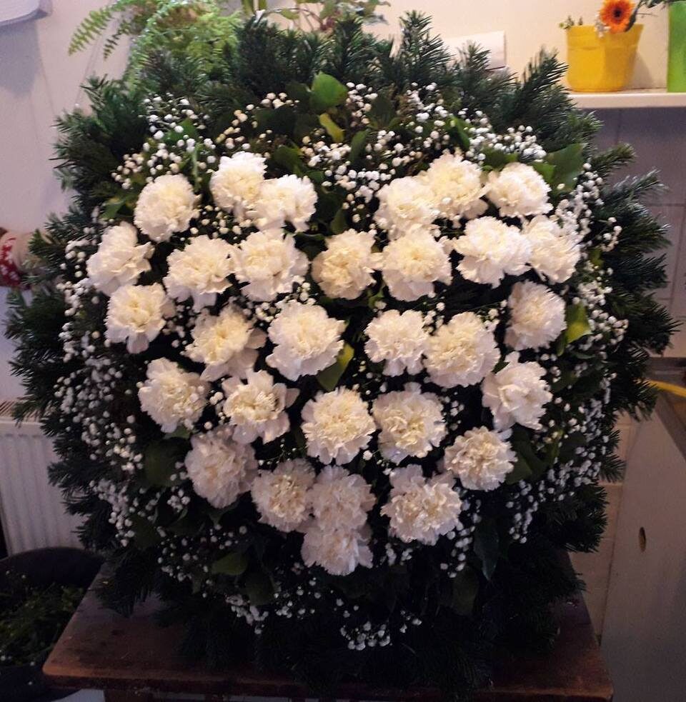 80 cm átmérőjű, álló koszorúba szívet formáztunk