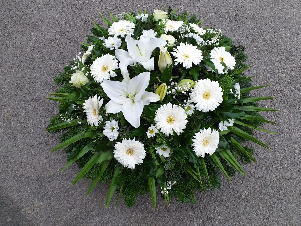 80 cm átmérőjű, fekvő, vegyes virágos koszorú, liliommal
