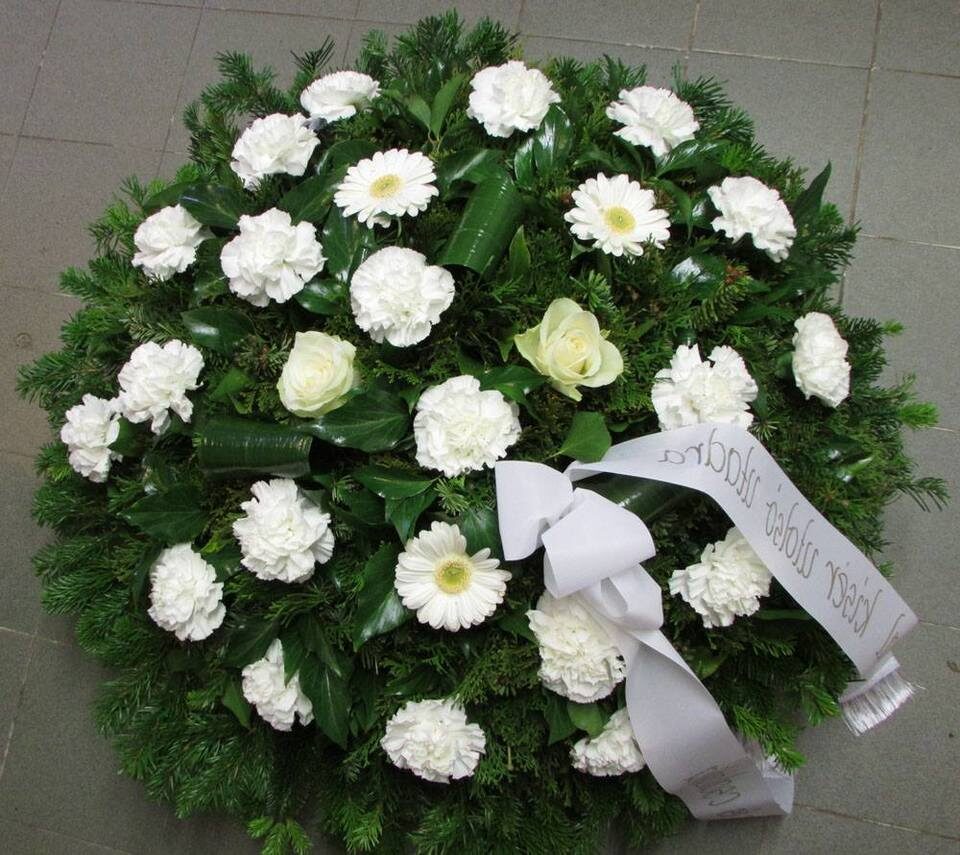 80 cm átmérőjű, vegyes virágokkal díszített fekvő koszorú