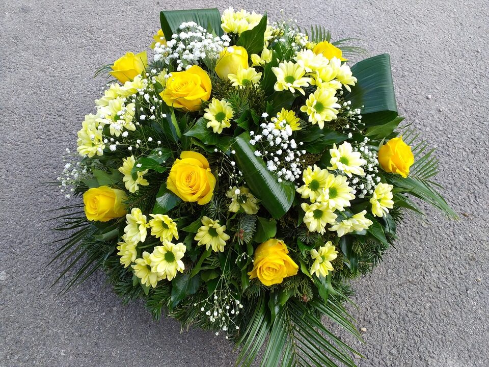 Fekvő, 70 cm átmérőjű koszorú, sárga virágokkal