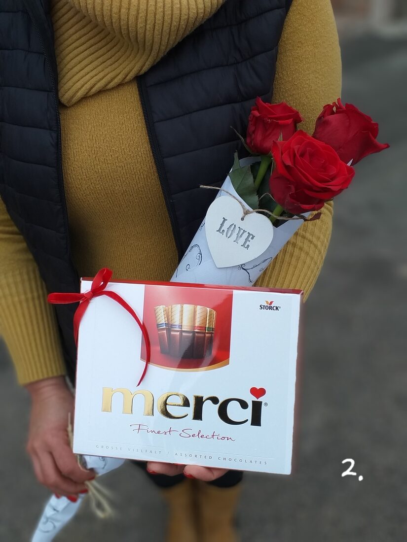 Három szál, hosszú szárú, Bordó rózsa, díszpapírban, Merci csokoládéval