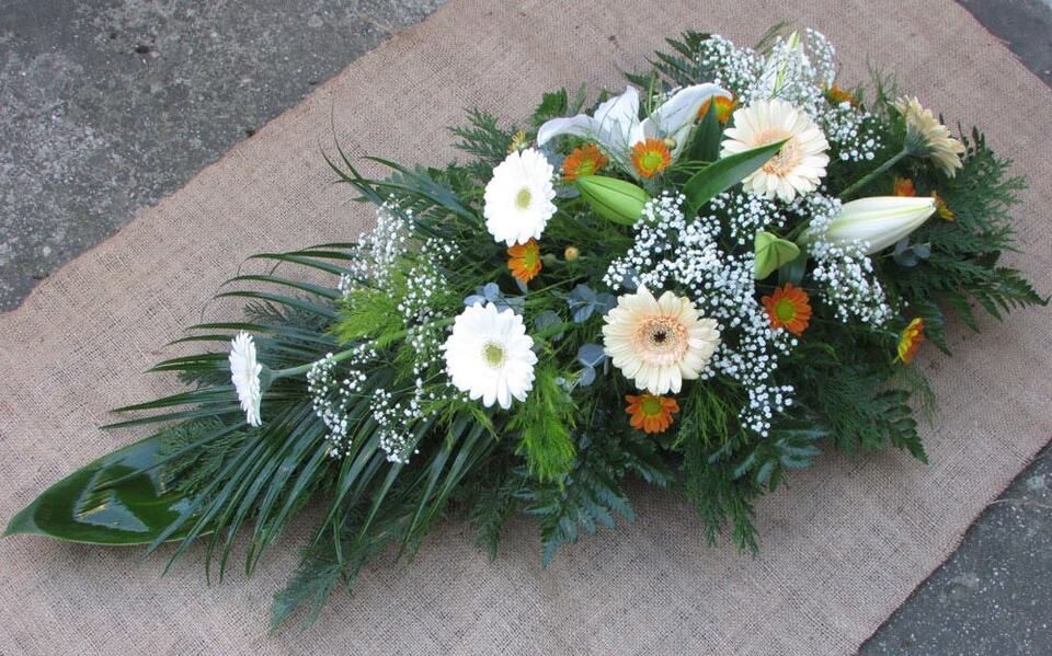 Sírcsokor gerberával, liliommal, krizantémmal