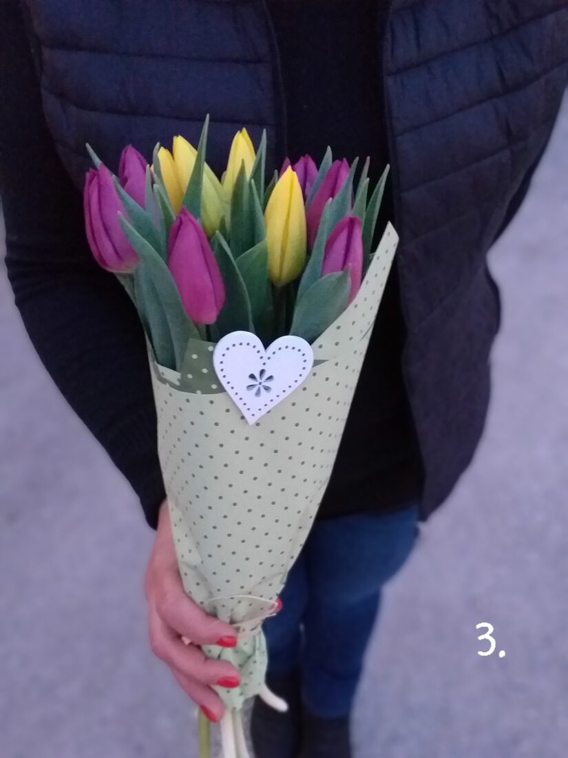 Tíz szál, vegyes színű tulipán, díszpapírba csomagolva, fa szívecskével